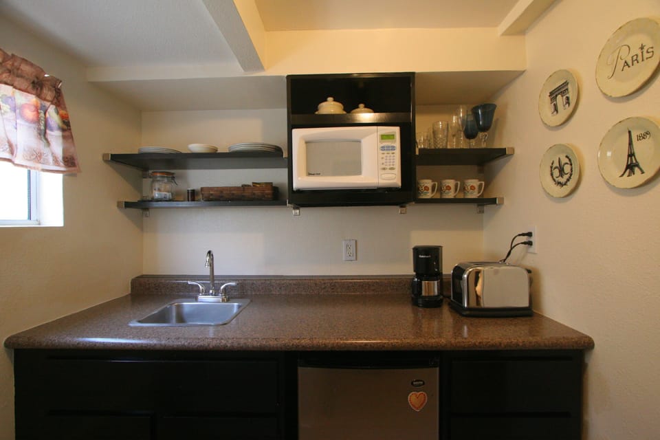 Coffee/tea maker, cookware/dishes/utensils