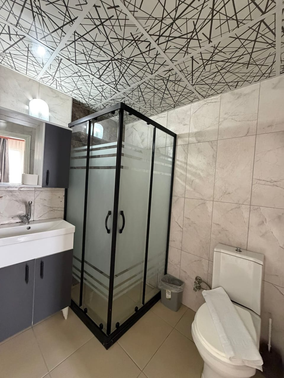Standard Room | Bathroom | Shower, hair dryer, towels