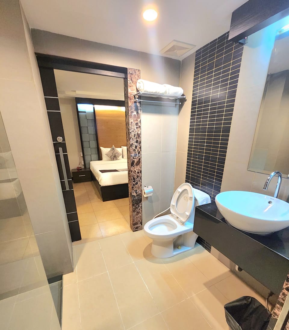 Junior Suite | Bathroom | Shower, rainfall showerhead, free toiletries, hair dryer