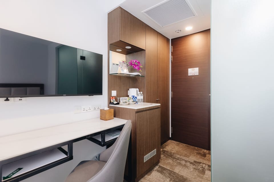 Deluxe Single | Premium bedding, minibar (free items), in-room safe, desk