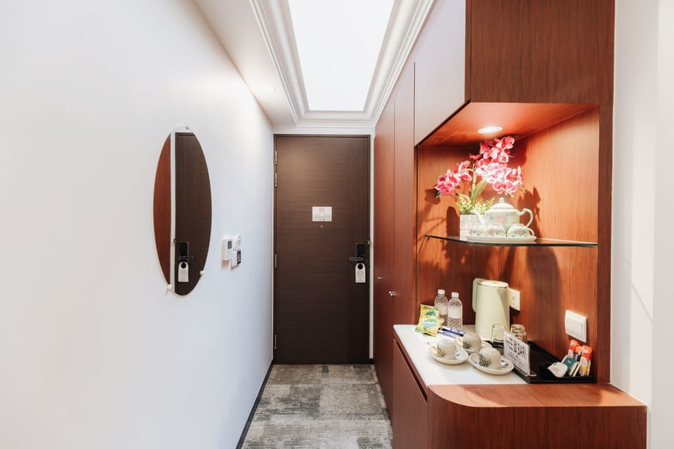 Family Room with Skylight & Bathtub | Premium bedding, minibar (free items), in-room safe, desk