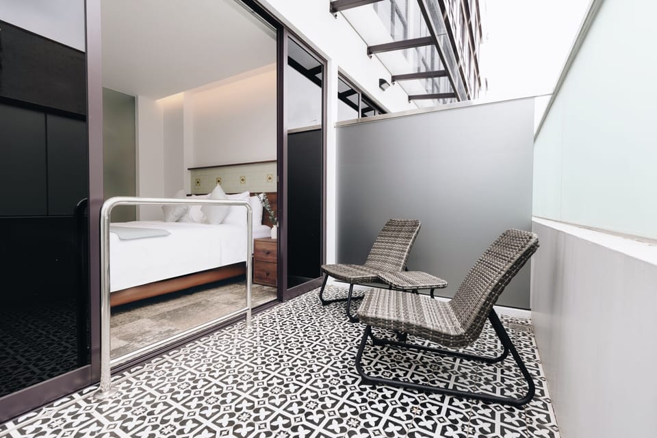 Classic Queen with Patio | Terrace/patio
