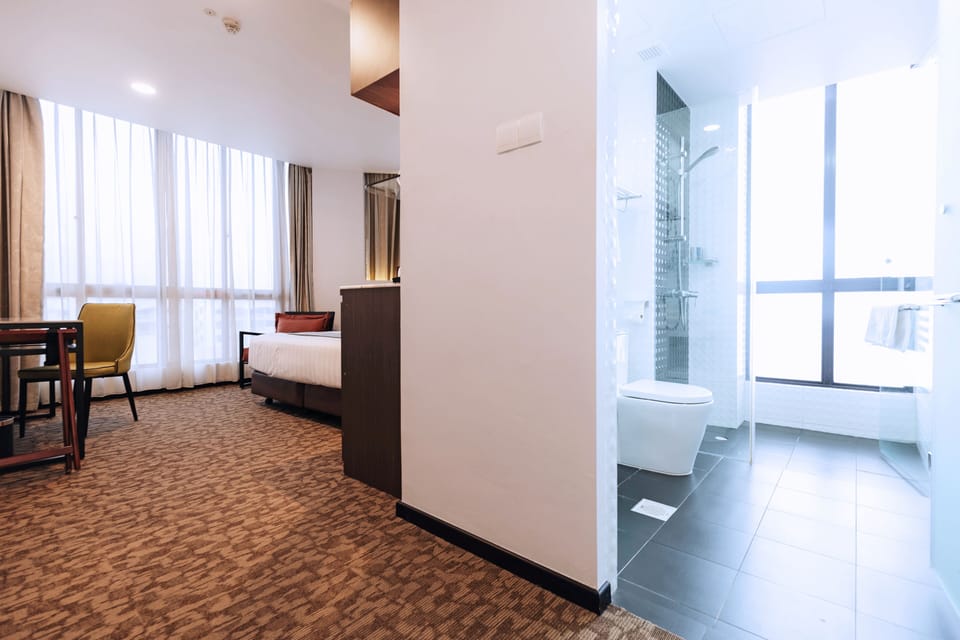 Signature Corner King | Premium bedding, minibar (free items), in-room safe, desk