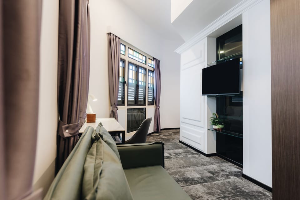Katong Suite | Premium bedding, minibar (free items), in-room safe, desk