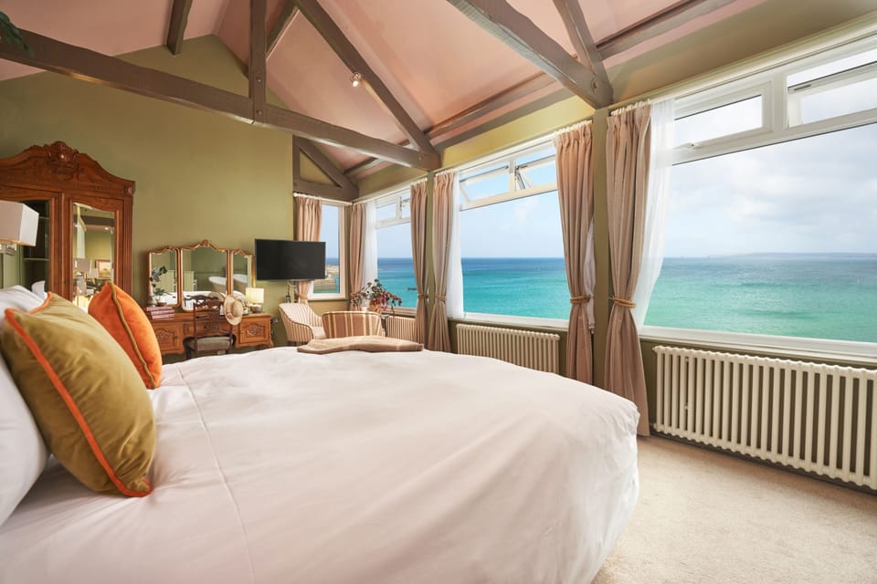 Deluxe Suite | Desk, iron/ironing board, free WiFi, bed sheets