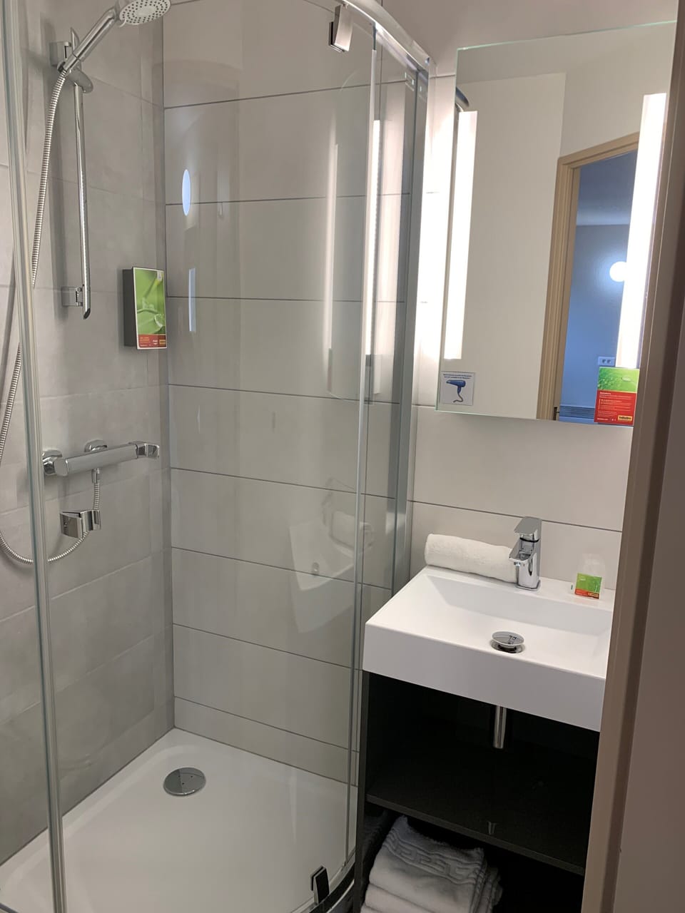 Shower, hair dryer, towels