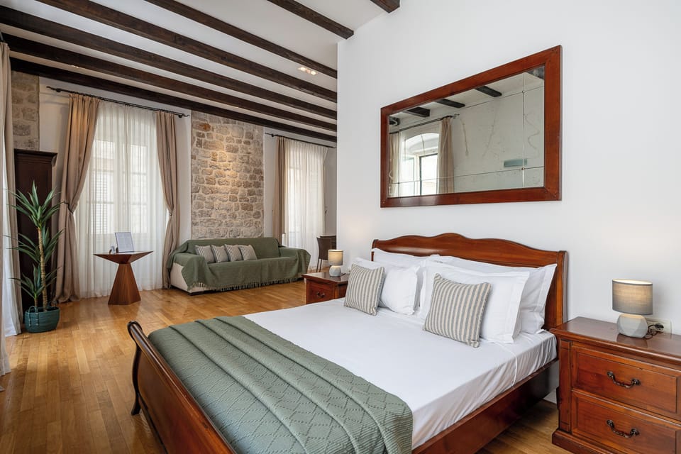 Deluxe Studio | Desk, iron/ironing board, free cribs/infant beds, free WiFi