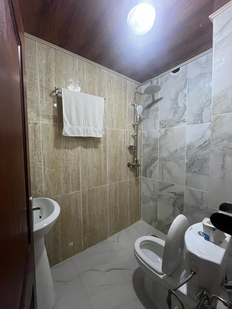 Deluxe Double Room | Bathroom | Towels, soap, shampoo, toilet paper