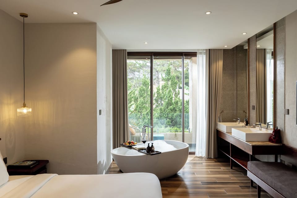 Superior Double Room, 1 King Bed | Premium bedding, minibar, in-room safe, desk