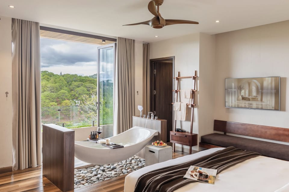 Deluxe Double Room, 1 King Bed | Premium bedding, minibar, in-room safe, desk