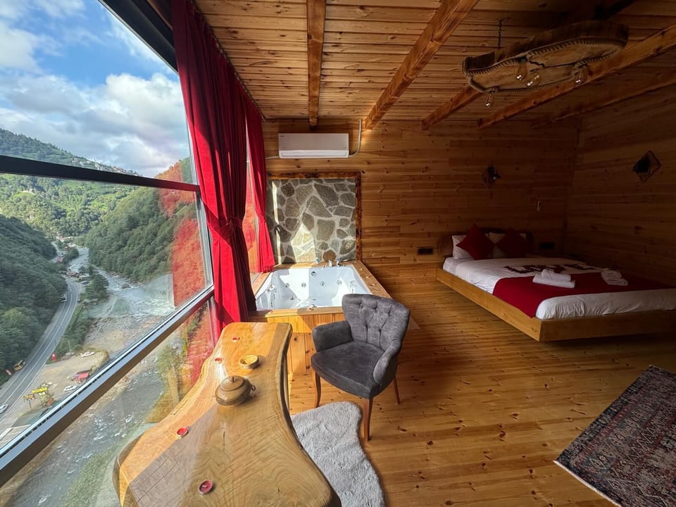 Deluxe Suite, Mountain View | 1 bedroom, soundproofing, WiFi (free)