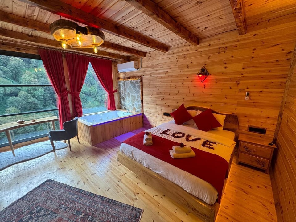 Deluxe Suite, Mountain View | 1 bedroom, soundproofing, WiFi (free)