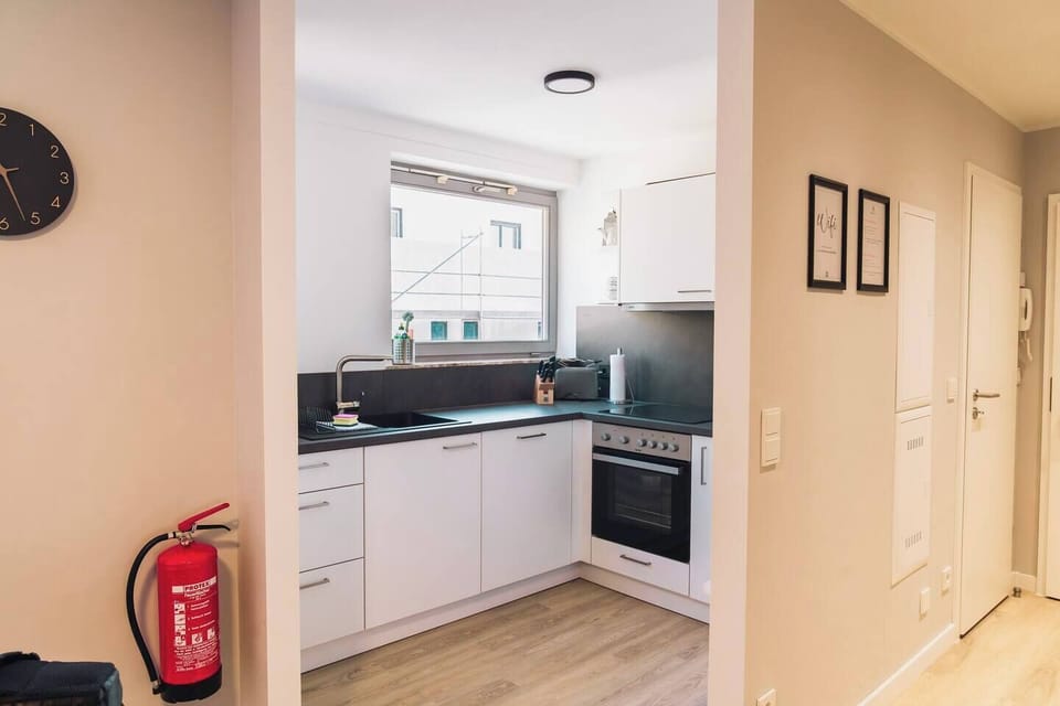 Fully equipped fitted kitchen with hob, dishwasher, oven, fridge and freezer. (1)