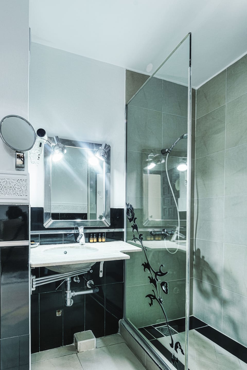 Traditional Studio Suite | Bathroom | Rainfall showerhead, hair dryer, slippers, bidet