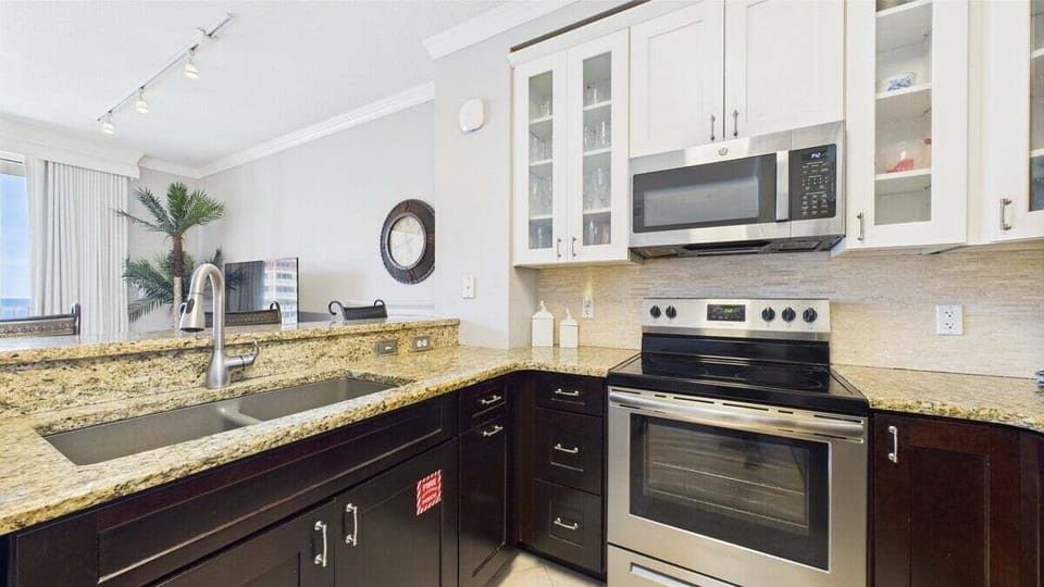 Full kitchen equipped with all the cooking essentials