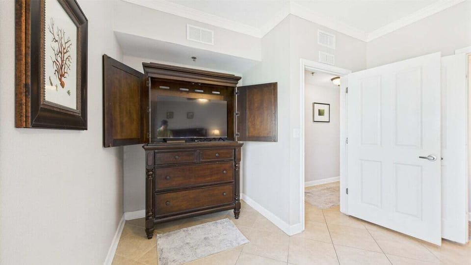 Master bedroom with king bed TV and ensuite bathroom (sleeps 2)