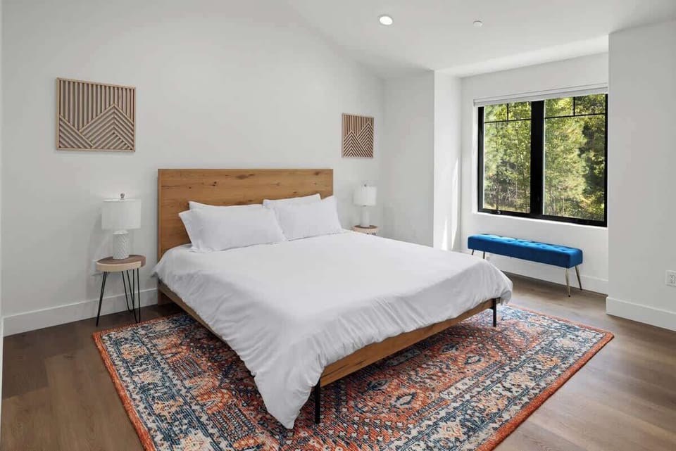 Comfy king size bed with ensuite bathroom. 