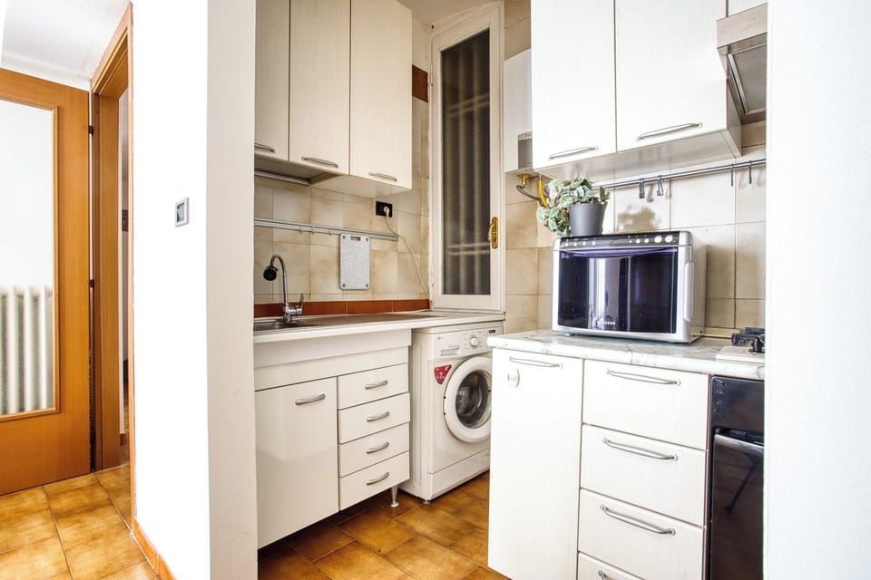 Apartment, 1 Double Bed with Sofa bed | Private kitchen | Electric kettle, dining tables