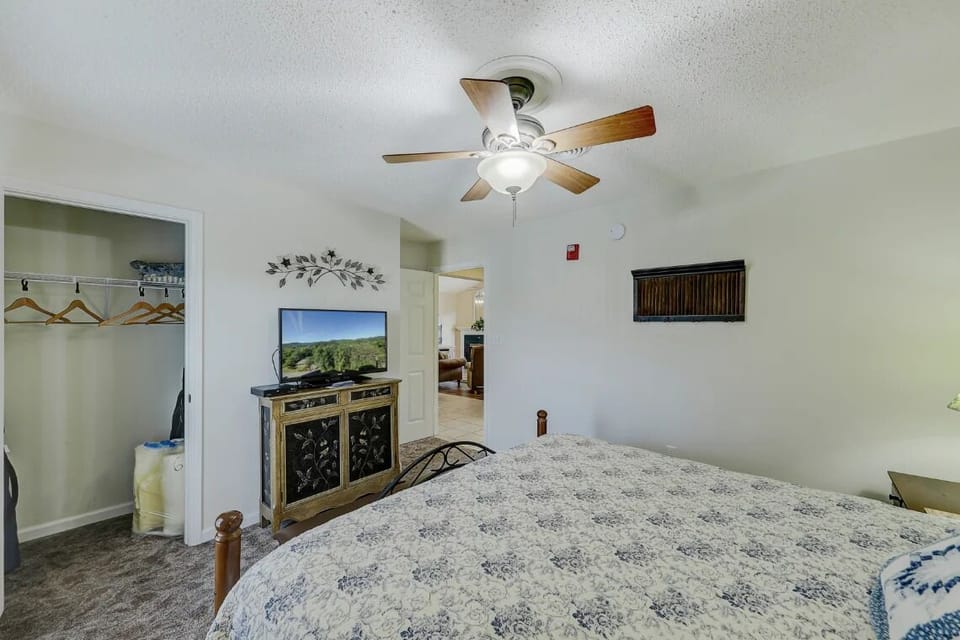 King Bedroom with Cable TV and WIfi