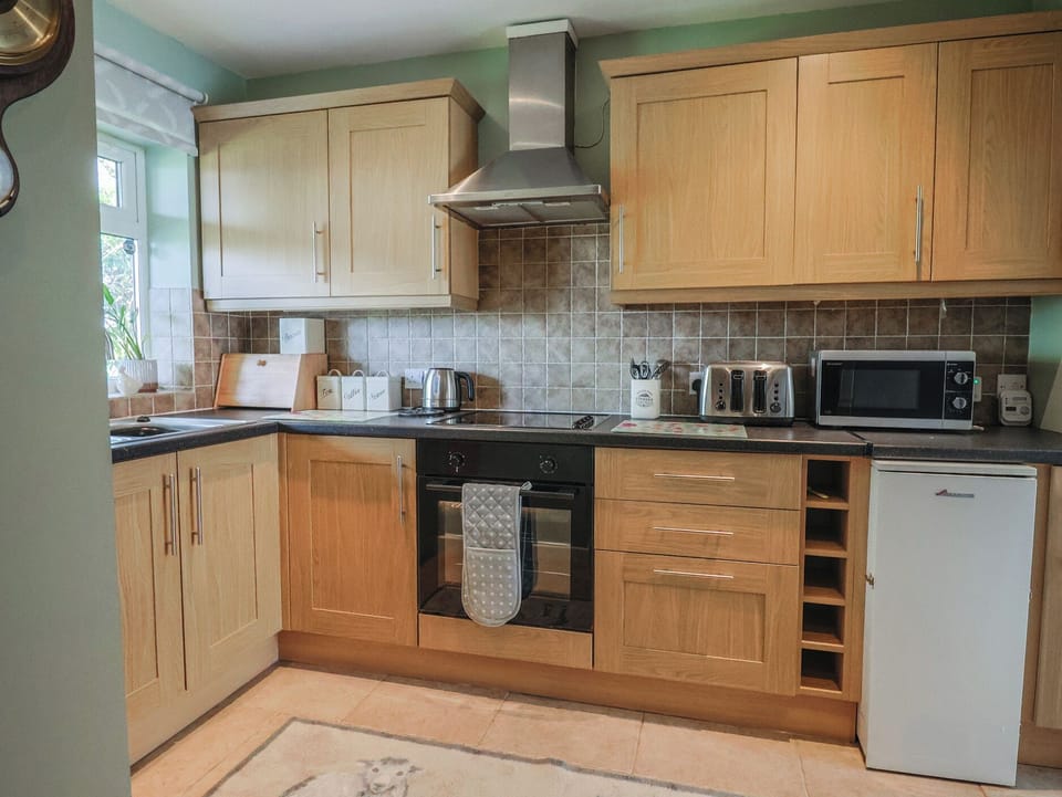 Fridge, cookware/dishes/utensils