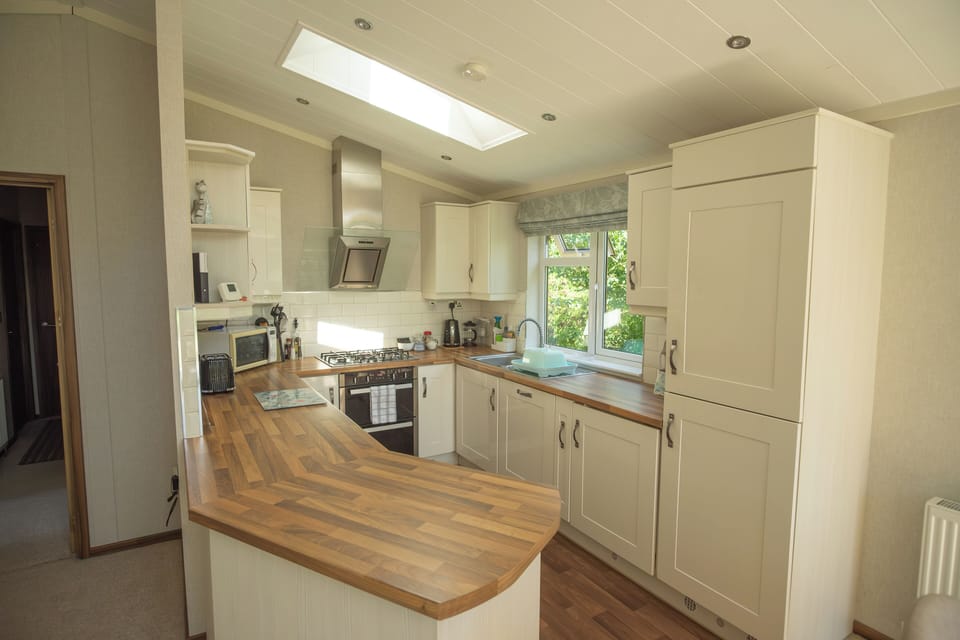The open planned kitchen in the living area, equipped with all necessities. 