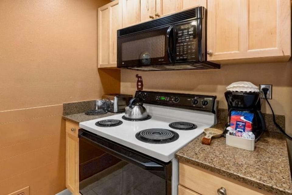 Full kitchen at your fingertips! 
