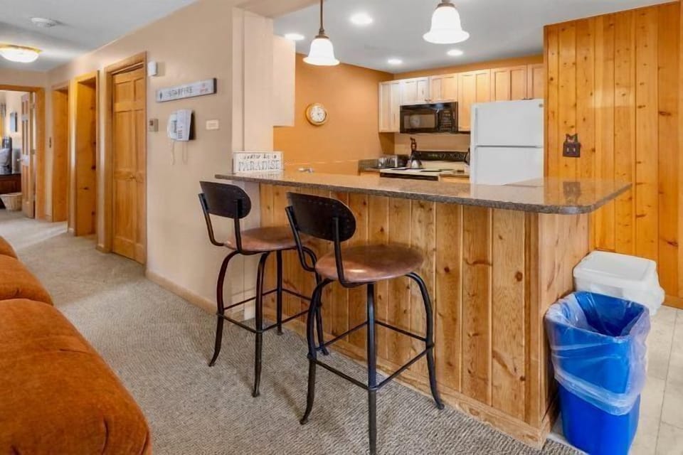 Kitchen-bar style counter, perfect for entertaining and socializing.