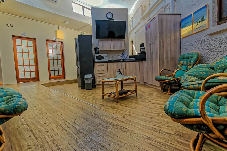 Backpackers | Private kitchenette | Microwave, cookware/dishes/utensils