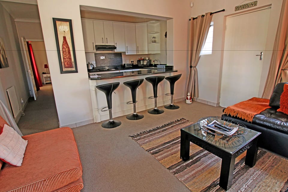 Family Room, 2 Bedrooms, Kitchen (Courtyard) | Living area | TV