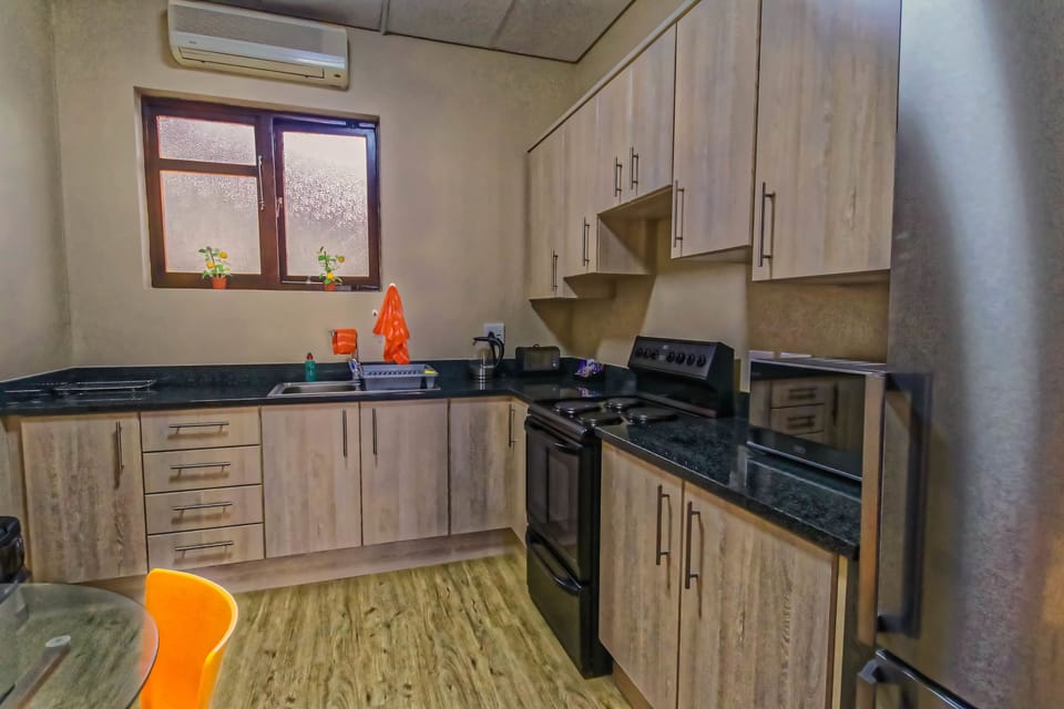 Family Room, Kitchen | Private kitchen | Microwave, cookware/dishes/utensils