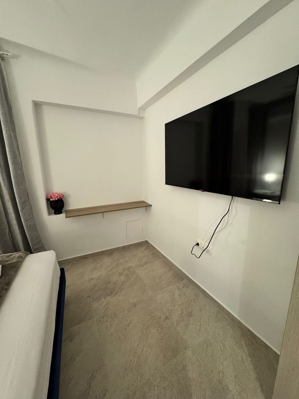House | 2 bedrooms, desk