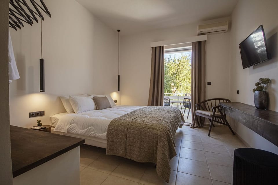 Double Room Garden View | In-room safe, desk, soundproofing, WiFi (free)