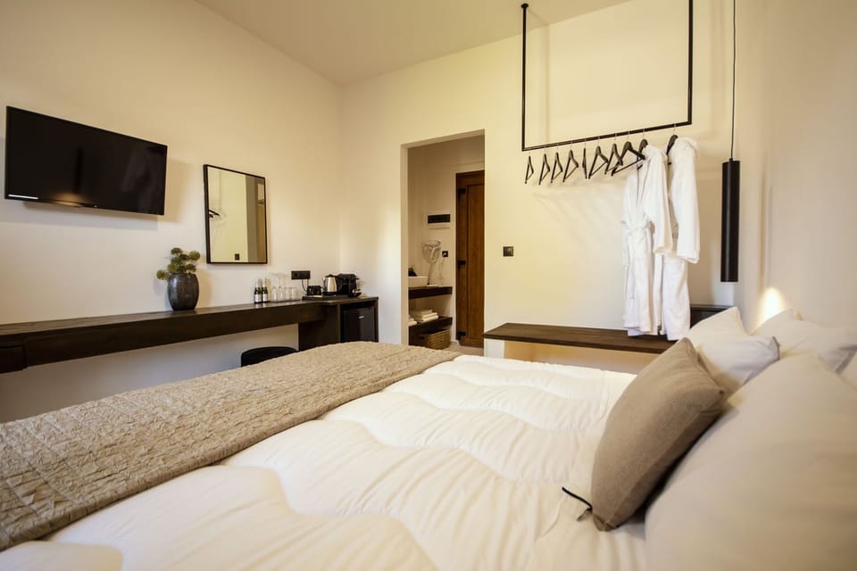 Double Room Ground Floor | In-room safe, desk, soundproofing, WiFi (free)