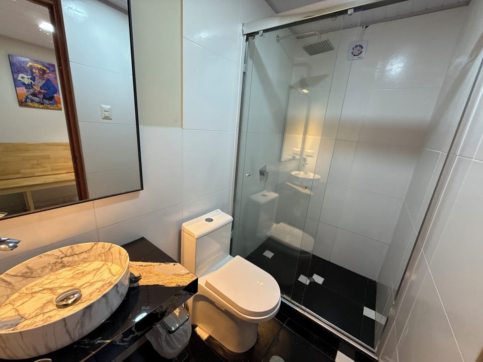 Room, 1 King Bed | Bathroom | Shower, rainfall showerhead, hair dryer, towels