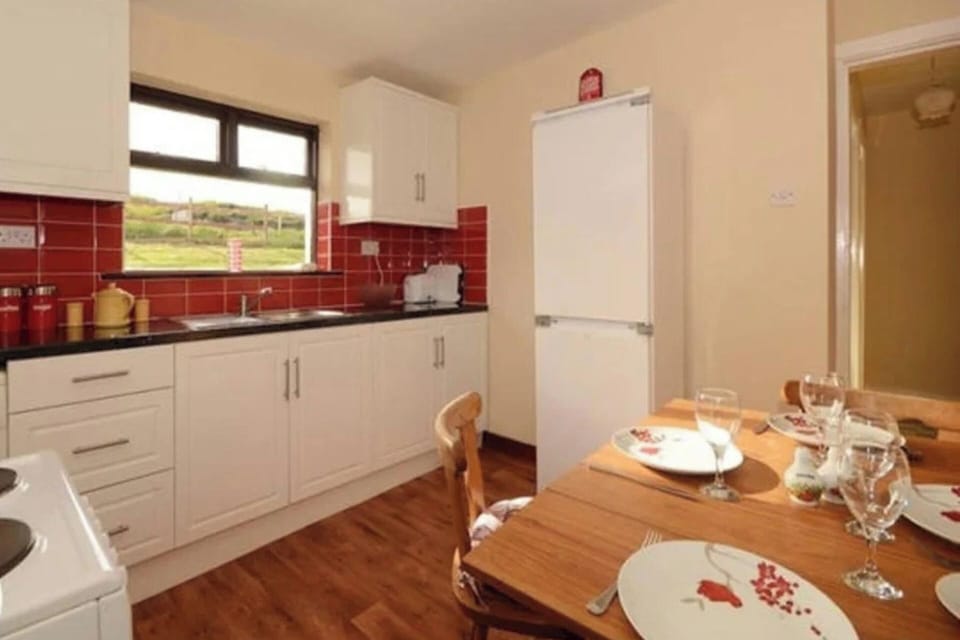 Cottage | Private kitchen | Fridge, microwave, oven, stovetop