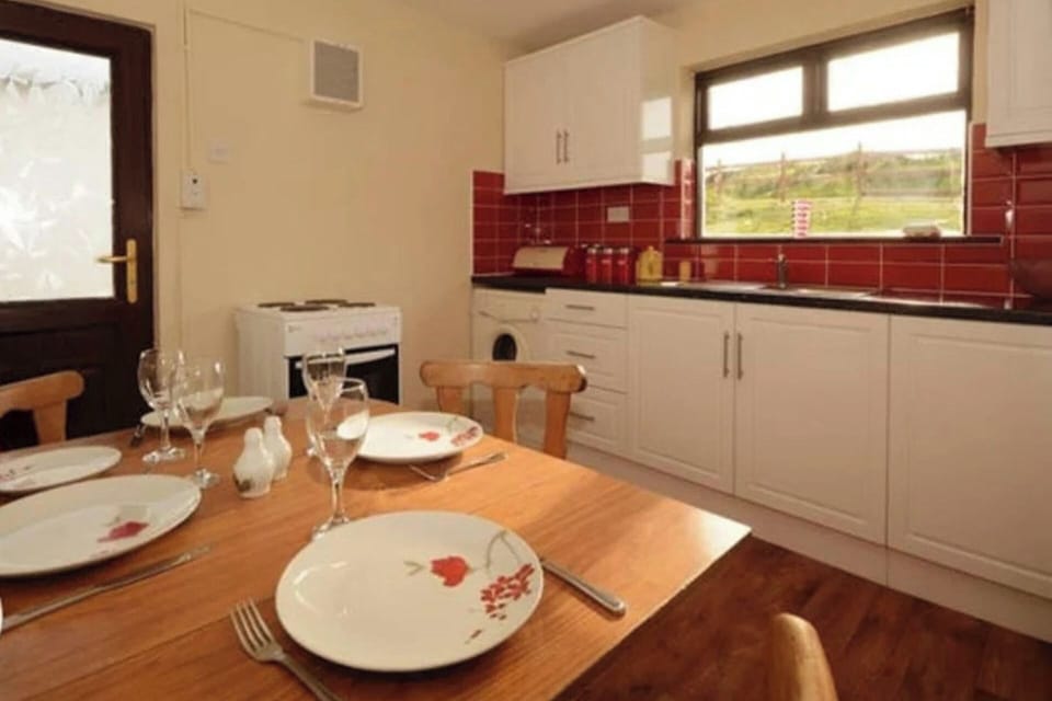 Cottage | Private kitchen | Fridge, microwave, oven, stovetop