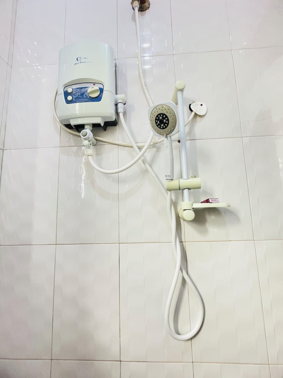 Combined shower/tub, free toiletries, hair dryer, slippers