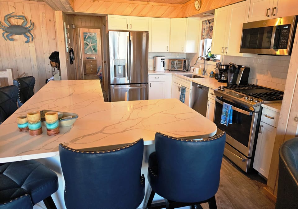 Fully equipped kitchen with eating island