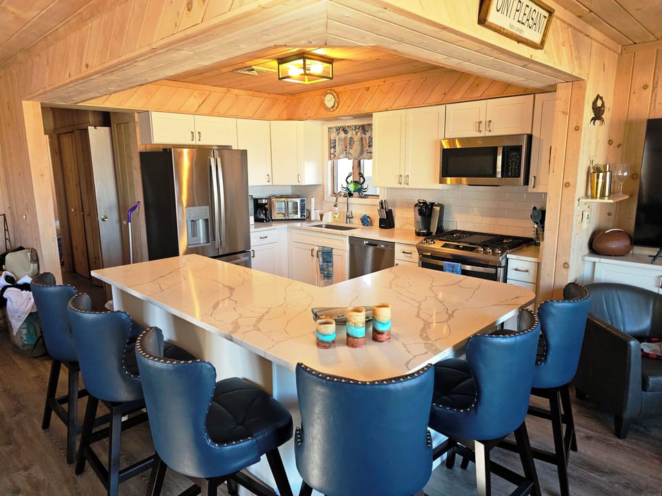 Fully equipped kitchen with eating island with quartz counters