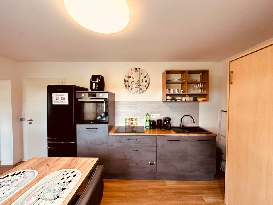 Kitchen, dining area and Murphy bed in the open area