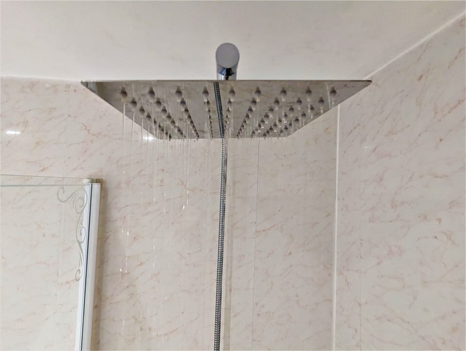 Deluxe Double Room, Ensuite | Bathroom | Free toiletries, hair dryer, towels, soap