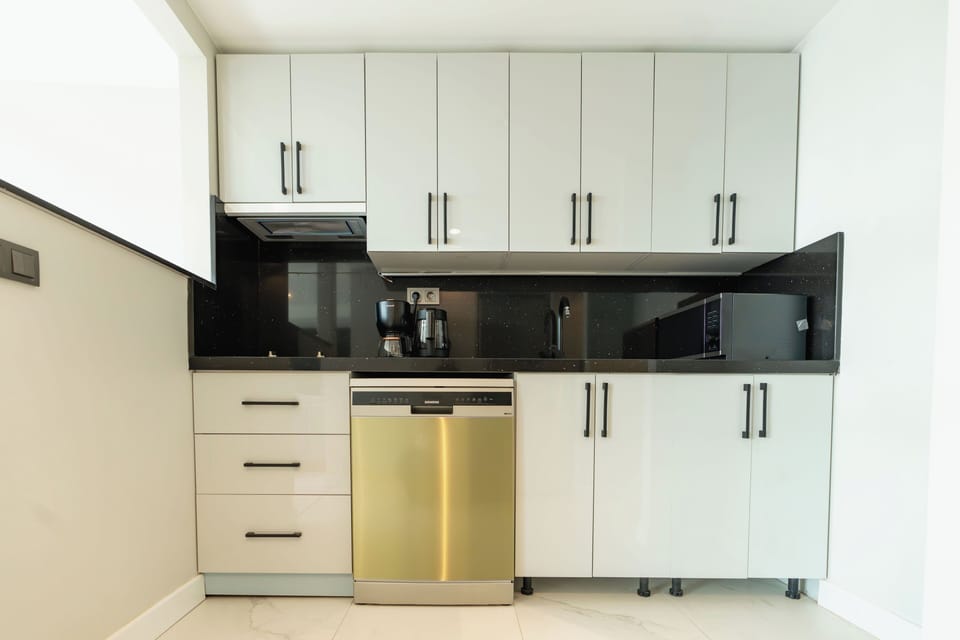 Gallery Condo, Sea View | Private kitchen | Full-size fridge, microwave, stovetop, dishwasher