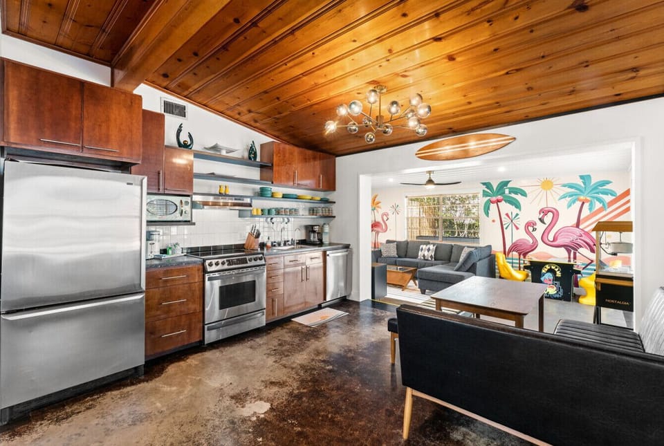Kitchen/Dining Table