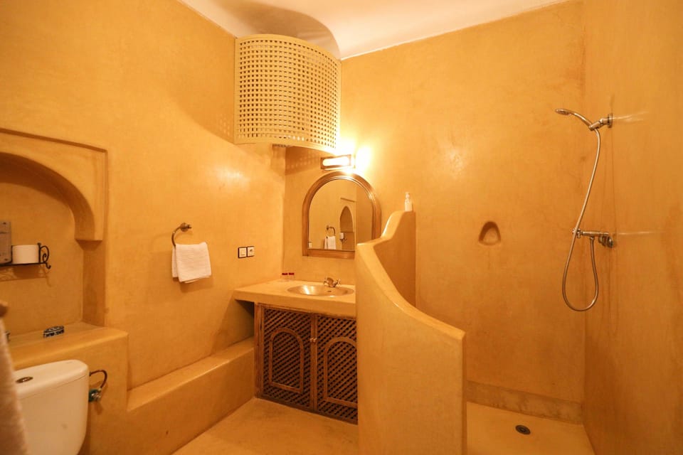 Junior Suite | Bathroom | Free toiletries, hair dryer, towels
