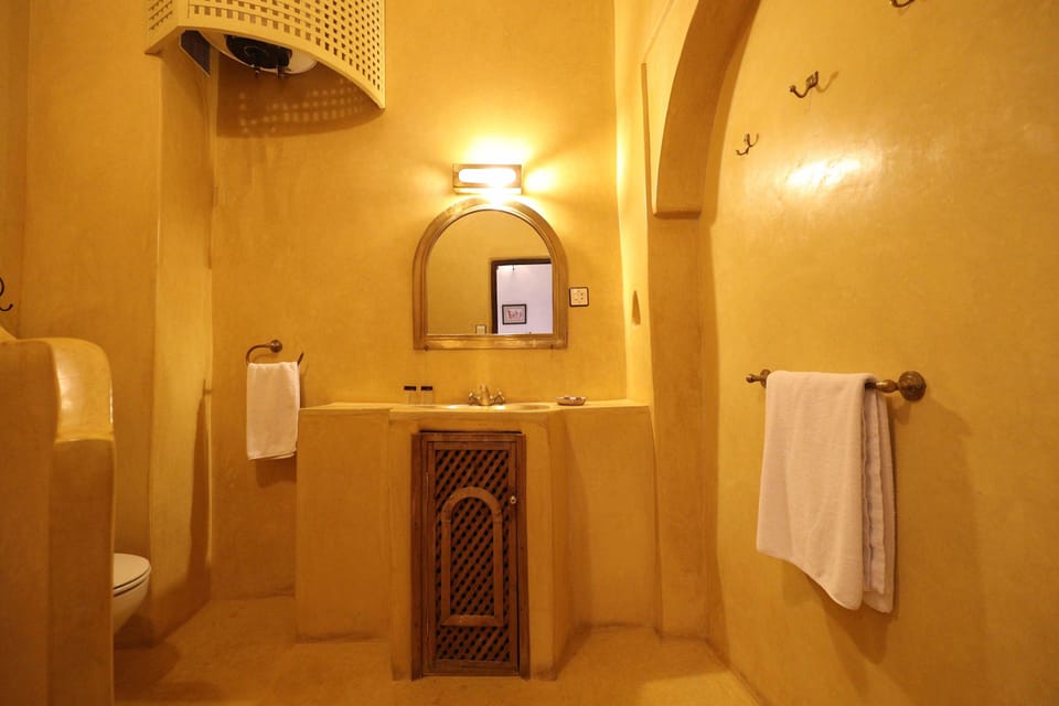 Superior Double Room | Bathroom | Free toiletries, hair dryer, towels