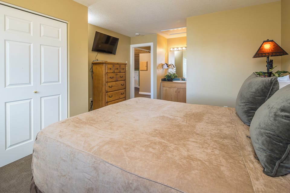 Queen-size Bed | Upper Level