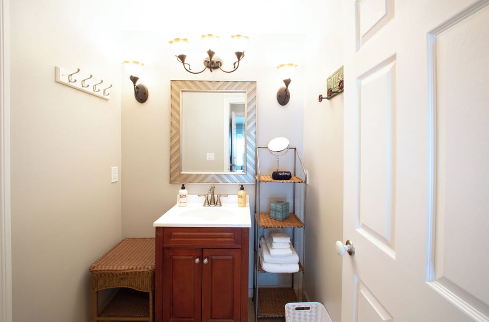 Main Level Full Shared Bath 1 | Main Level