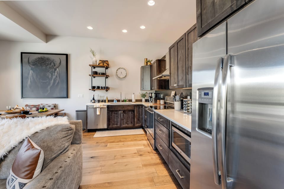 Stainless steel appliances, dark wood cabinets, fully equipped | Main Level