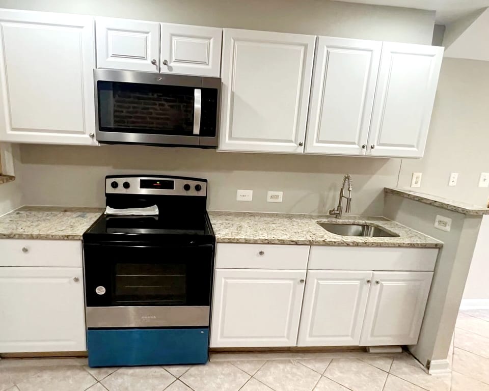 Basic Apartment, Balcony, City View | Private kitchen | Coffee/tea maker, dining tables