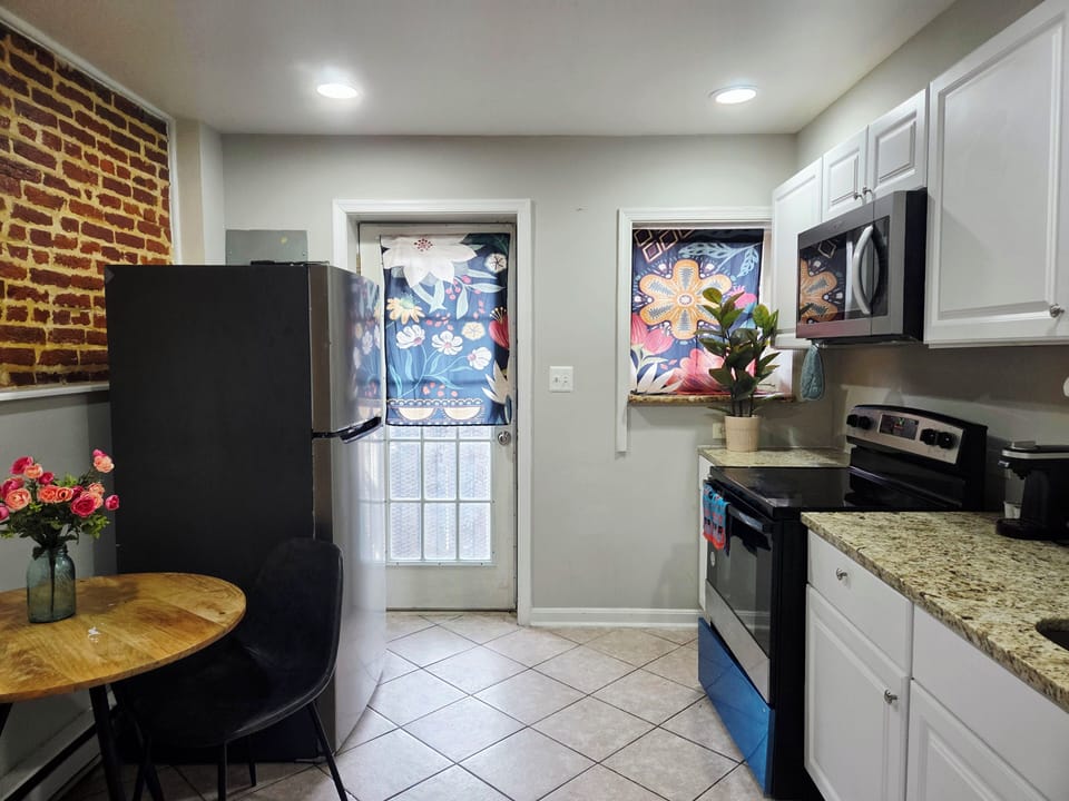 Basic Apartment, Balcony, City View | Private kitchen | Coffee/tea maker, dining tables